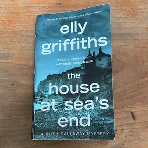 Elly Griffiths:  The House at Sea's End - a Ruth Galloway mystery